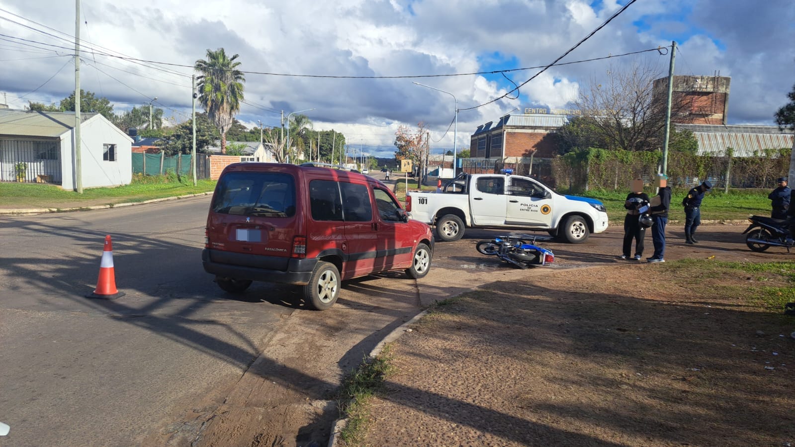 Motociclista resultó herida tras ser embestida por un utilitario y fue trasladada al Hospital Masvernat - 7PAGINAS - imagen de origen