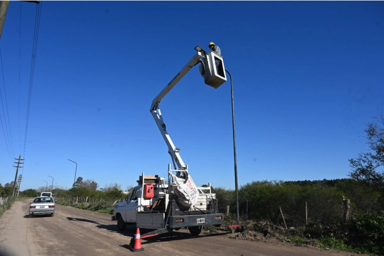Avanzan con la instalación de 40 columnas de iluminación LED en Calle de las Tropas - imagen de origen