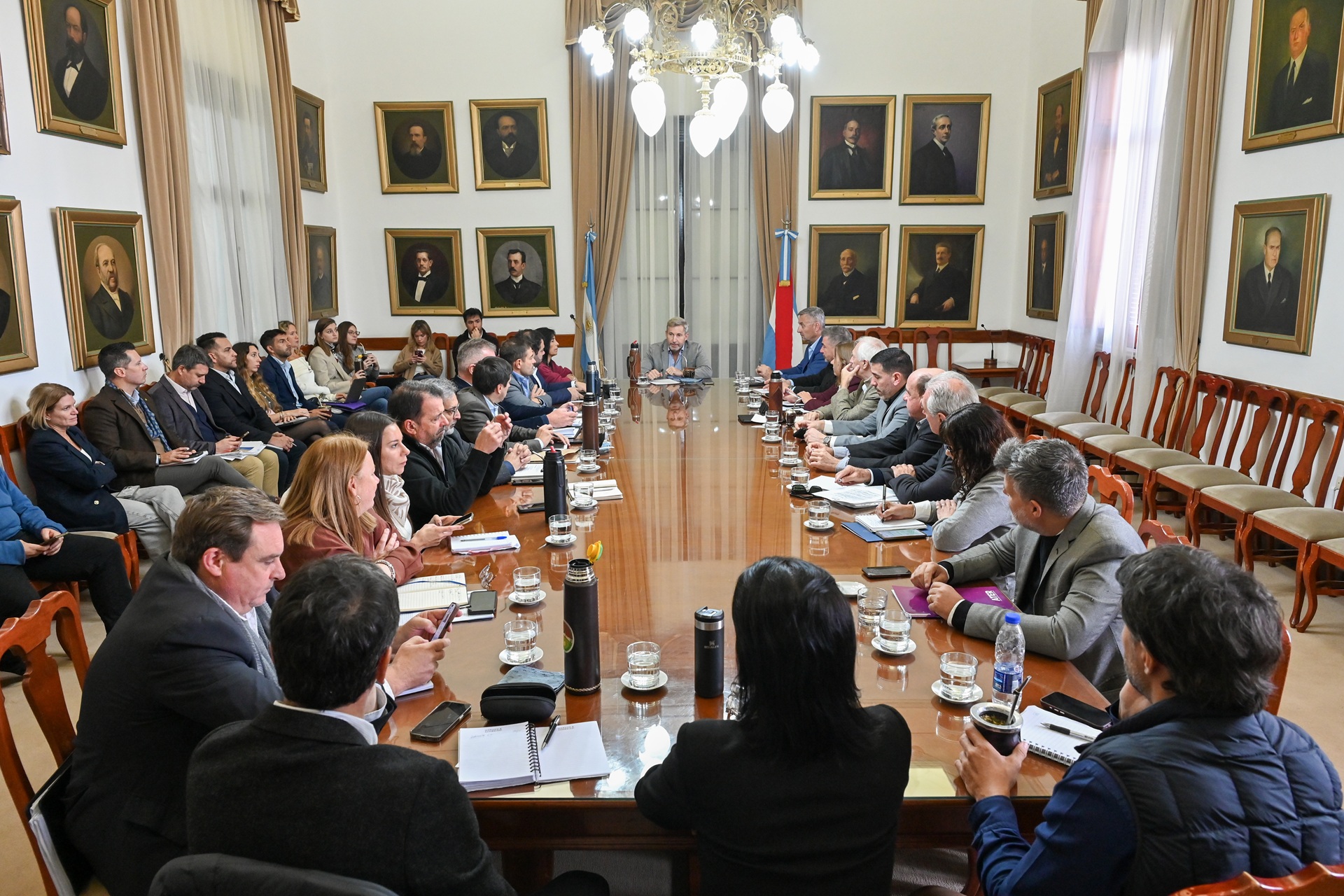 El gobernador presidió una nueva reunión de gabinete para repasar temas de gestión - imagen de origen