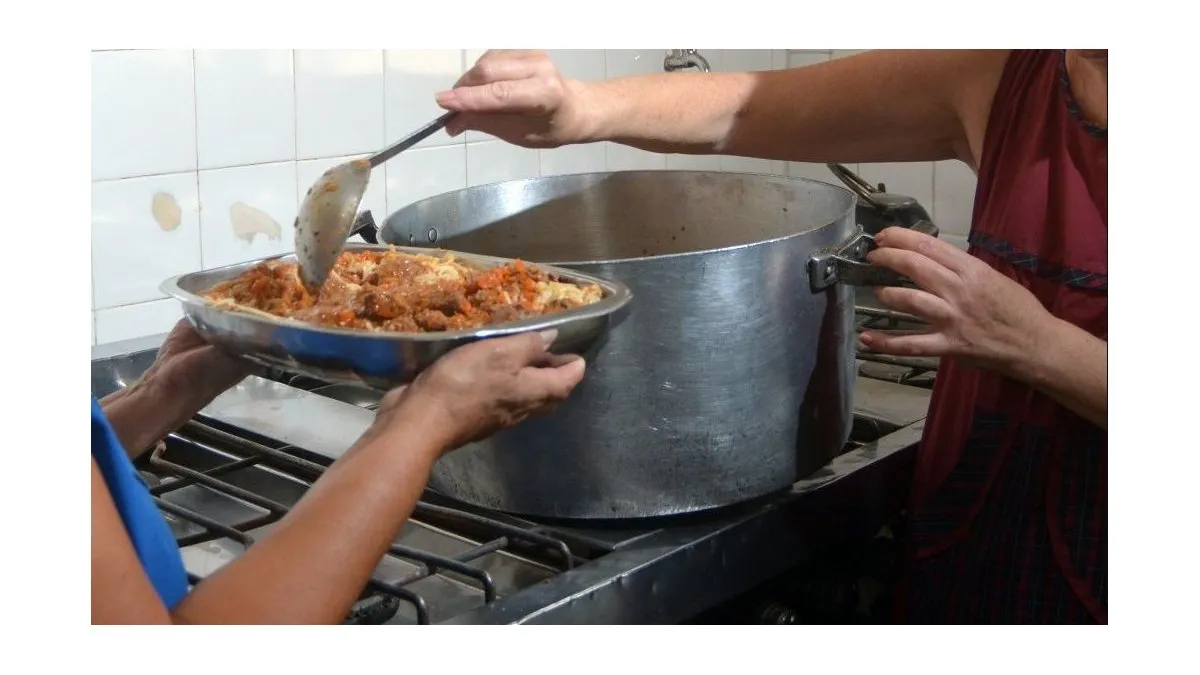 Cocinera cesanteada por faltas injustificadas deberá devolver más de $10 millones - imagen de origen