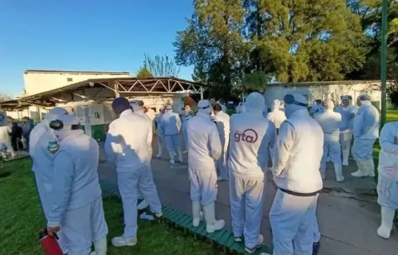 Este martes trabajadores de Granja Tres Arroyos realizan una movilización por salarios y reapertura - imagen de origen
