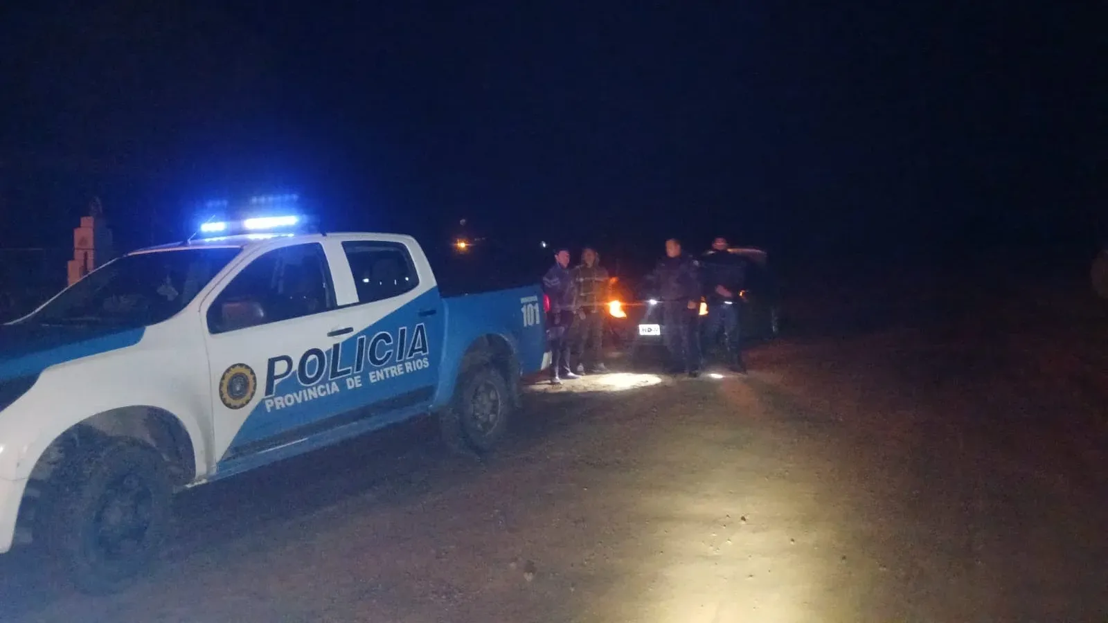 Interceptaron un remís con un ciervo faenado, armas y elementos de caza en un control policial - imagen de origen