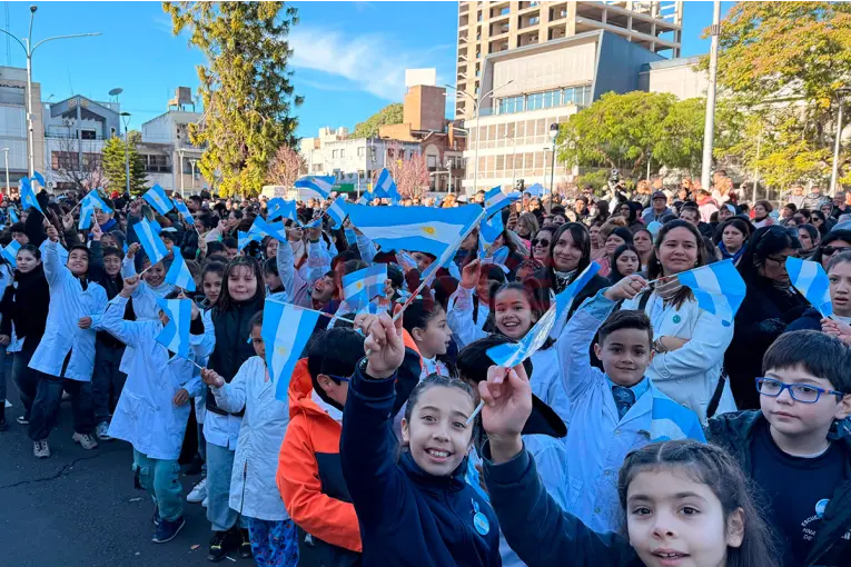 La emoción de un veterano de Malvinas por tomar la promesa de lealtad a la bandera a miles de alumnos en Paraná - imagen de origen