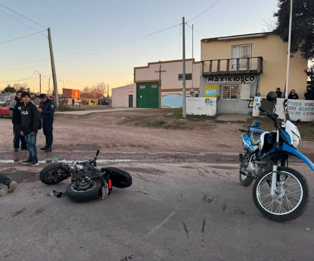 Motociclista hospitalizado tras chocar con un Renault 12 en Frondizi y Millán - imagen de origen