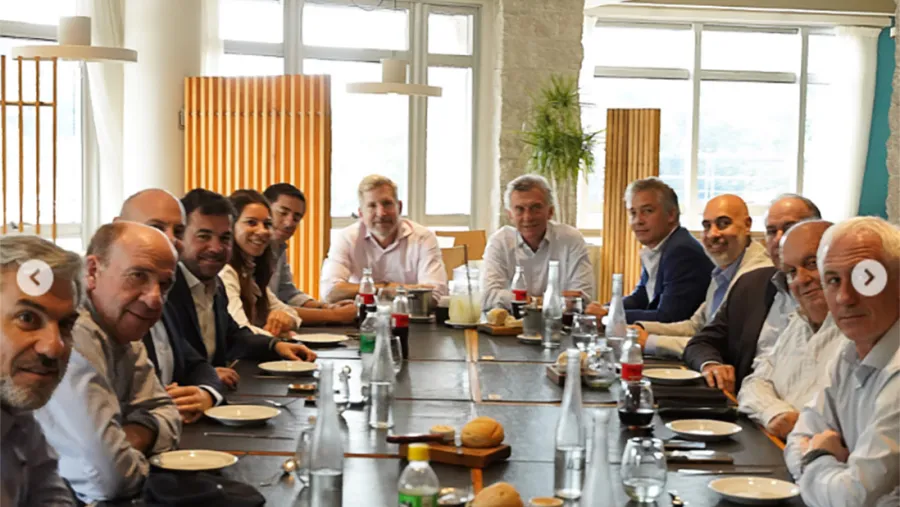 Macri se mostró con Frigerio y Pullaro: expresó su preocupación por la economía y dio “señales” para el 2027 | Análisis - imagen de origen