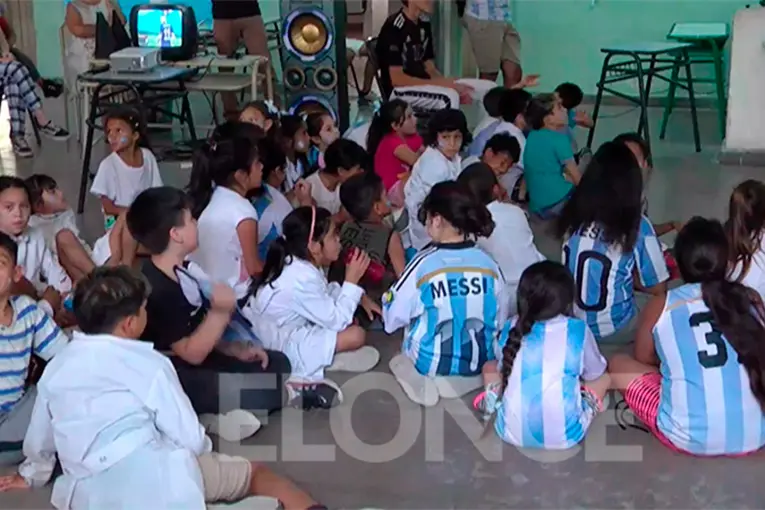 Las escuelas entrerrianas podrán pasar los partidos de Argentina en el Mundial - imagen de origen