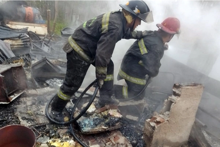 Una familia perdió todo tras el fuego en su vivienda en la mañana de este miércoles - imagen de origen