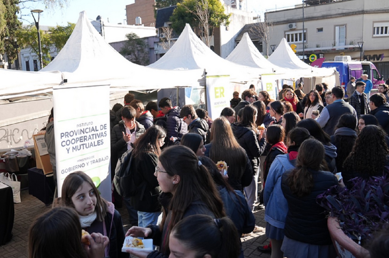 El gobierno provincial desplegó en Paraná una jornada integral de servicios para la ciudadanía - imagen de origen
