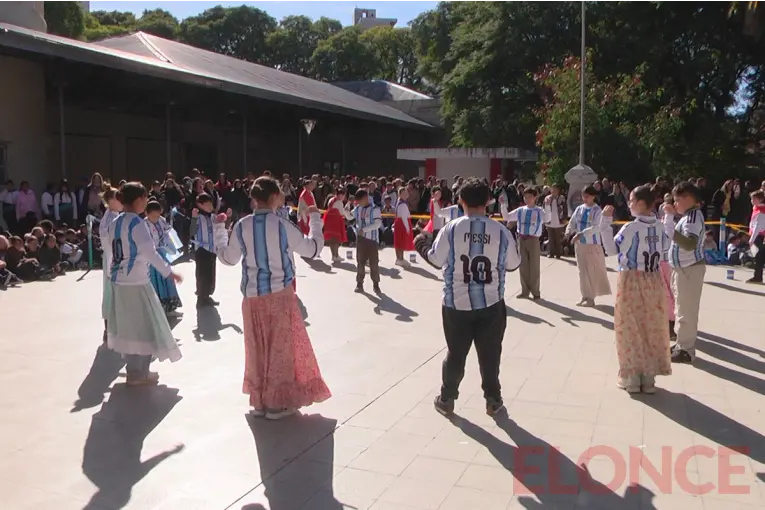 Con bailes, sorteos y un “Messi” sorpresa, una escuela de Paraná celebró la Independencia - imagen de origen