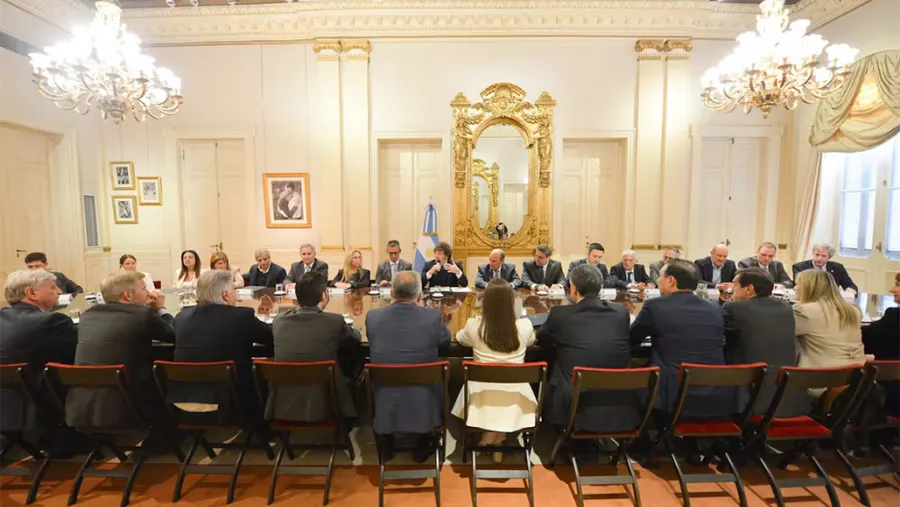 La Casa Rosada inició conversaciones con los gobernadores y analiza convocar a un nuevo consenso fiscal | Análisis - imagen de origen
