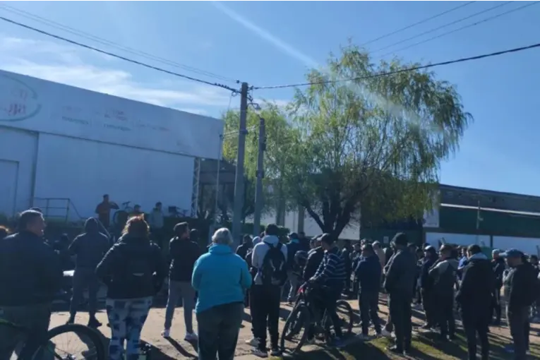 Trabajadores de Granja Tres Arroyos convocan a una movilización por salarios y reapertura - imagen de origen