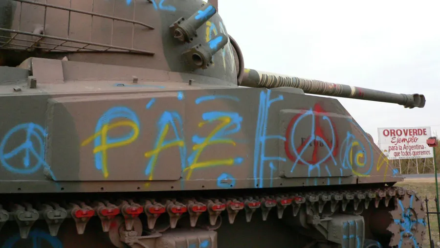 Letras y arte para la paz: a veinte años de la historia de los jóvenes pintatanques de Oro Verde | Análisis - imagen de origen
