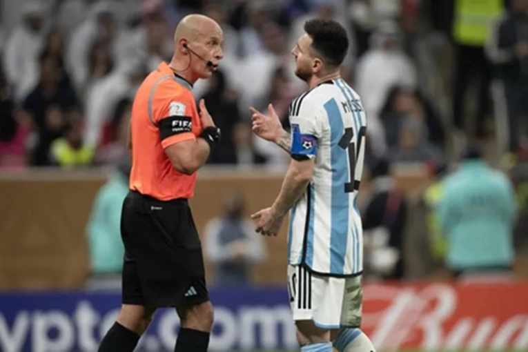 Quién es Szymon Marciniak, el árbitro que dirigirá la Selección Argentina vs. Argelia por el debut del Mundial 2026 - imagen de origen