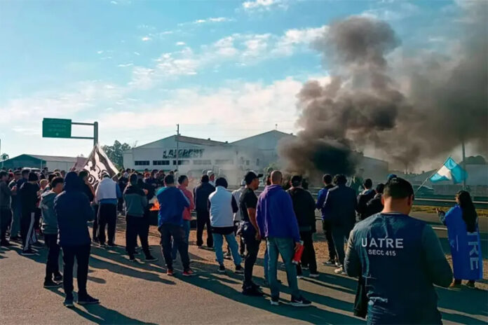 Trabajadores de Granja Tres Arroyos marchan por salarios adeudados y la continuidad laboral - imagen de origen