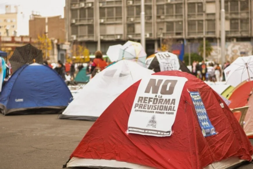 Agmer retomó su acampe frente a la Casa de Gobierno en rechazo al proyecto de reforma previsional - imagen de origen