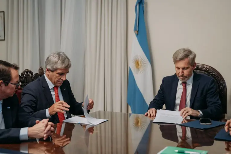 Rogelio Frigerio selló con Caputo un acuerdo que incluye deudas e inmuebles del ex Procrear - imagen de origen