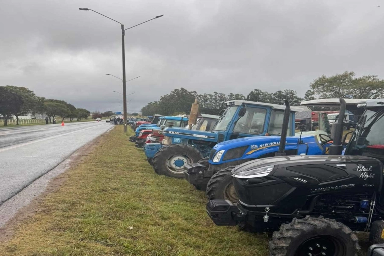 Movilización y reclamo de transportistas autoconvocados en una vecina ciudad uruguaya - imagen de origen