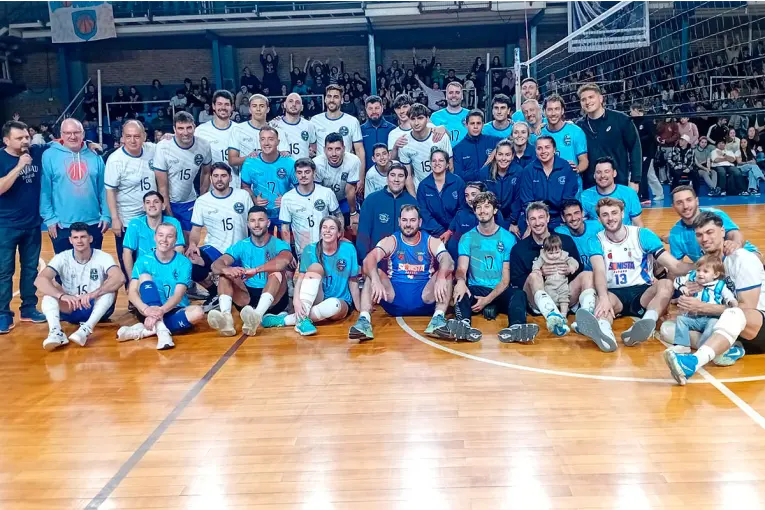 Luciano De Cecco y Luciano Vicentín protagonizaron un partido exhibición en Sionista: “Lo disfrutamos muchísimo” - imagen de origen