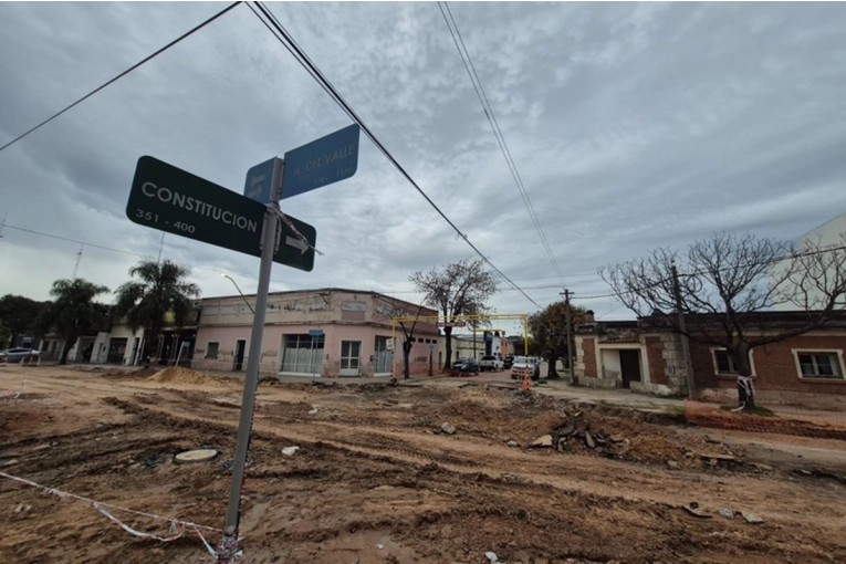 La esquina de Del Valle y Constitución permanece cerrada por los trabajos de reparación de calzada - imagen de origen
