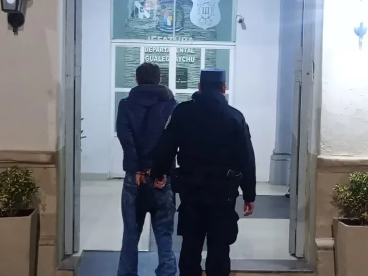 Dos jóvenes en moto protagonizaron una intensa persecución por las calles y rutas de Gualeguaychú: uno terminó detenido - imagen de origen