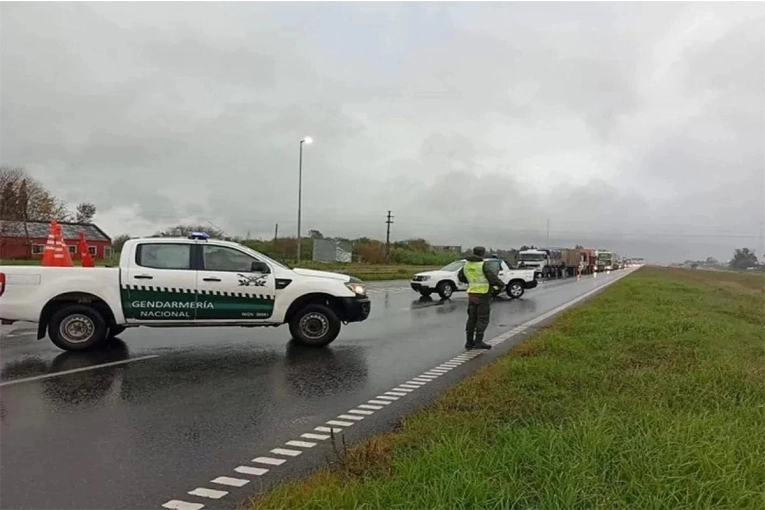 Grave siniestro vial obliga a cortar la Ruta 12 y genera importantes demoras - imagen de origen