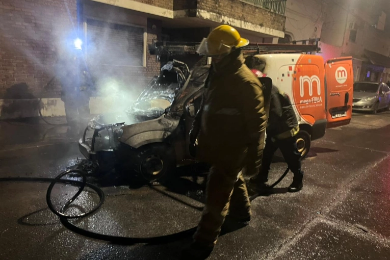 Una camioneta fue consumida por el fuego en la zona céntrica de Concordia - imagen de origen