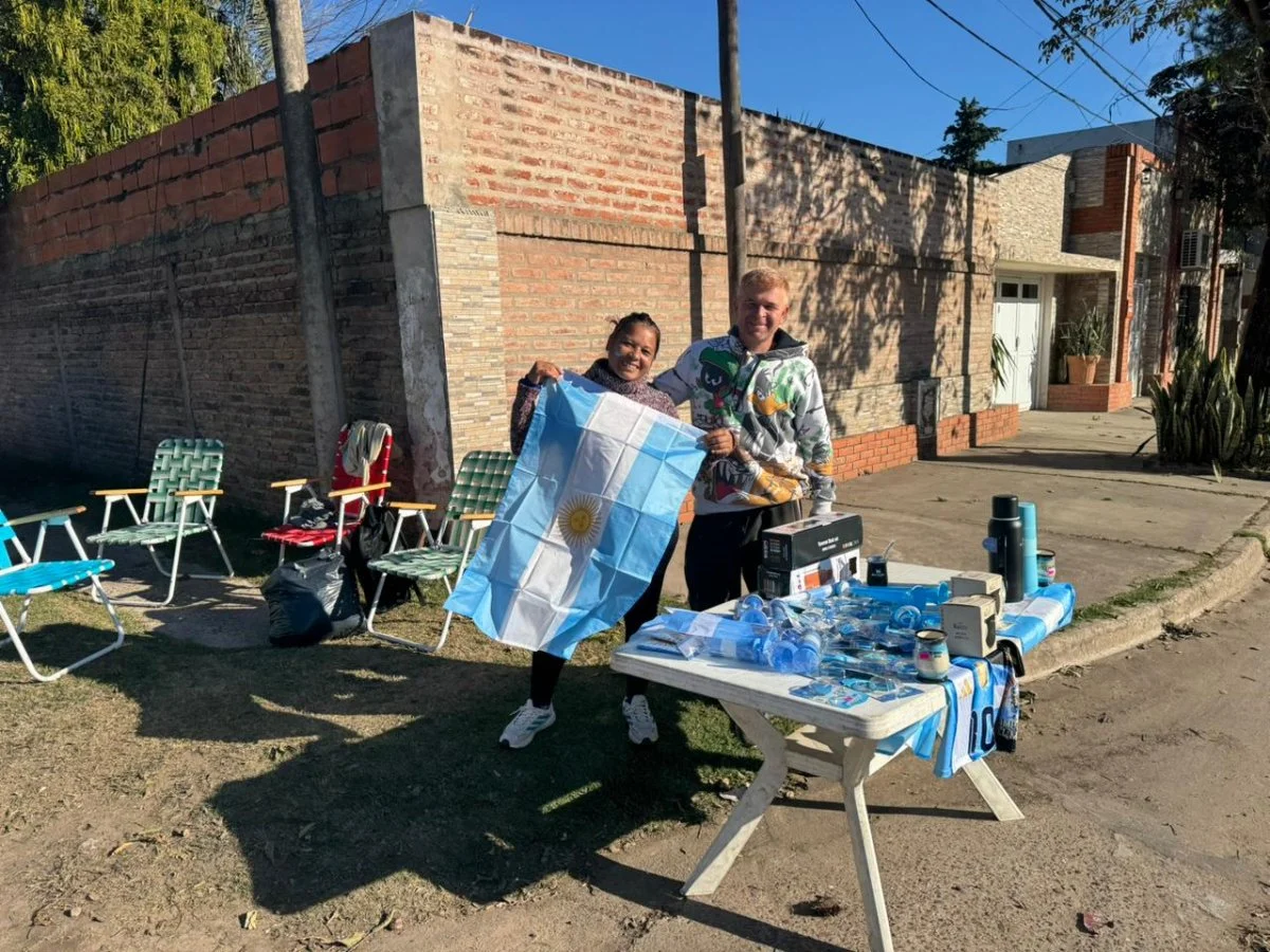 La pasión mundialista ya se vive en las calles: ofrecen camisetas, banderas y accesorios de la Selección - imagen de origen