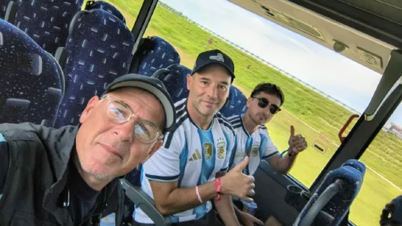 Tres gualeguaychuenses dentro del estadio: los bici viajeros viven el debut de la Selección en Kansas City - imagen de origen