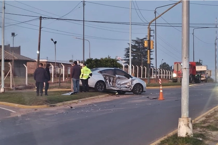 Violento choque entre dos vehículos en el acceso sur a Concordia - imagen de origen