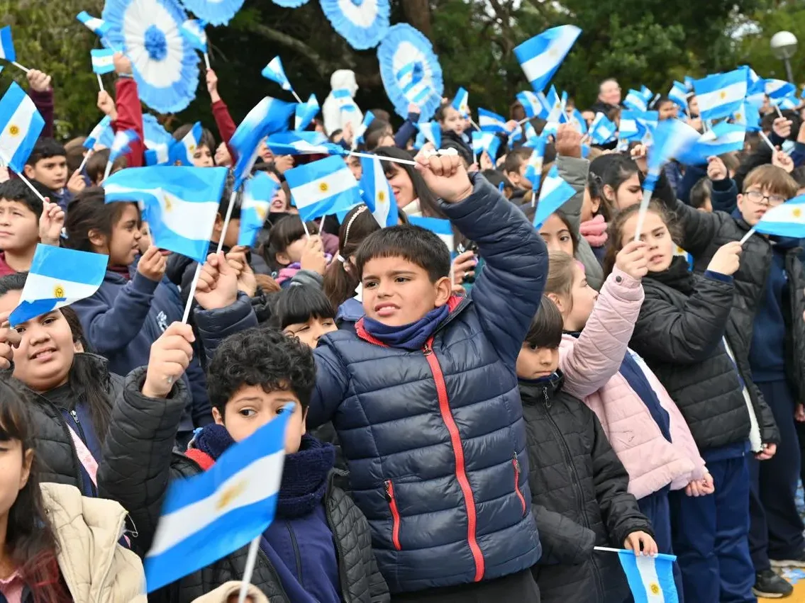 459 alumnos realizaron la Promesa de Lealtad a la Bandera en Gualeguaychú - imagen de origen