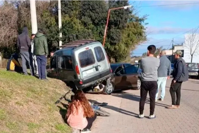 Un utilitario quedó sobre el capot de un auto tras fuerte choque en intersección de calles - imagen de origen