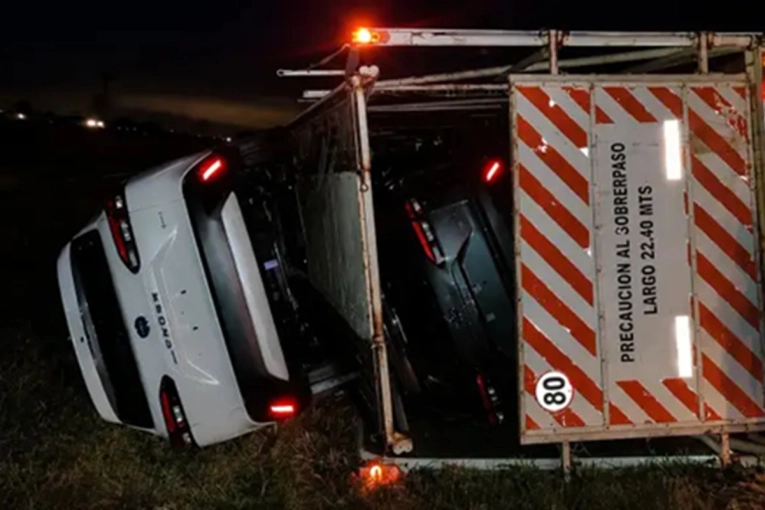 Un camión cargado con autos 0KM volcó en la Ruta 14 y su chofer fue hospitalizado - imagen de origen