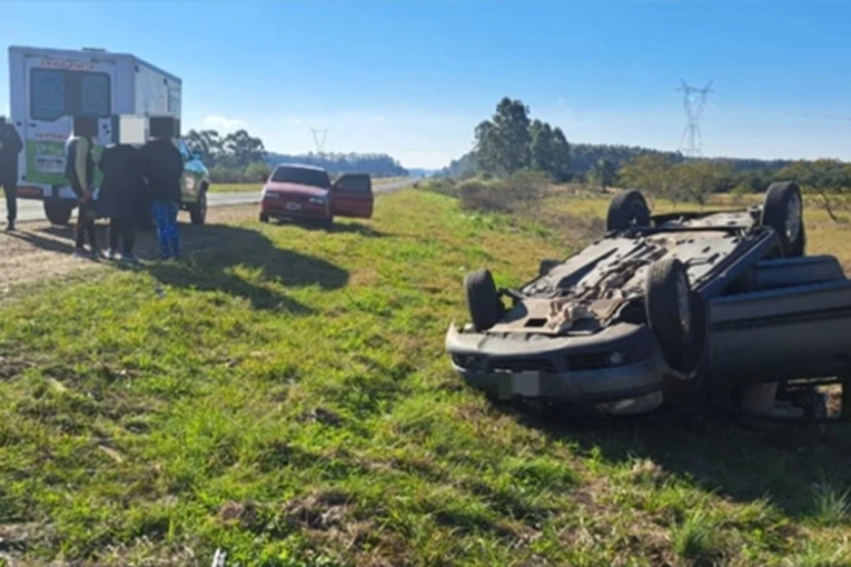 Una mujer resultó lesionada al despistar y volcar con su auto en la Autovía Artigas - imagen de origen