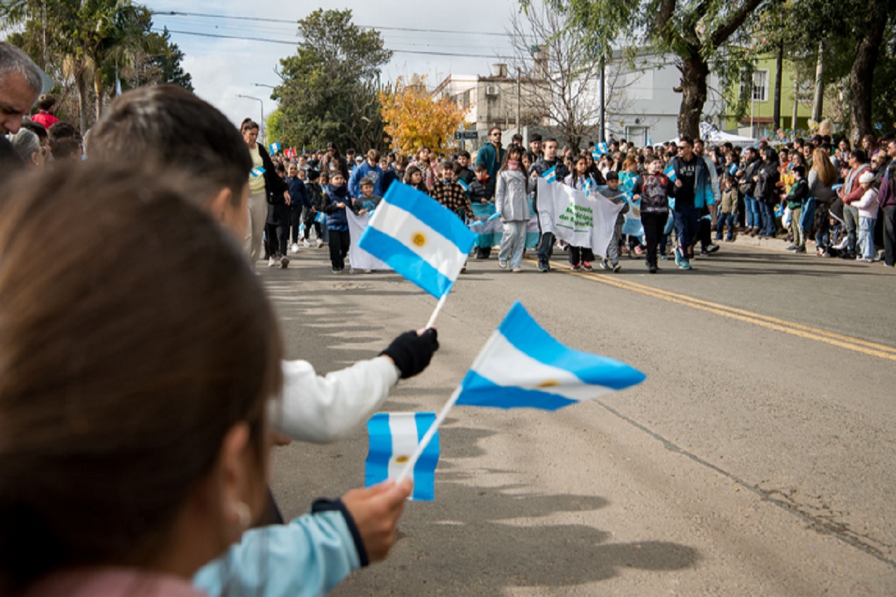 Boleto gratuito para estudiantes que participen de la promesa de lealtad a la bandera - imagen de origen