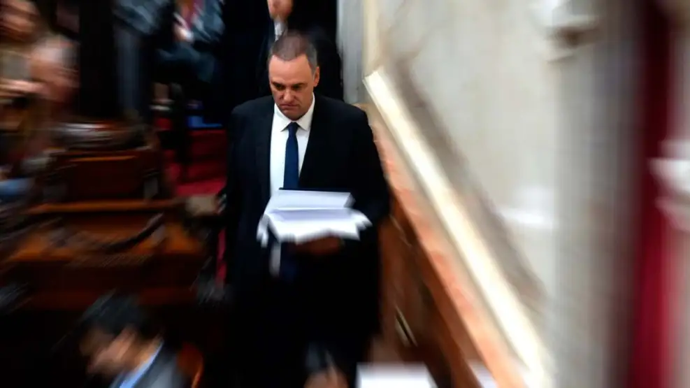 Adorni se refugia en su informe ante el Senado mientras crece la presión sobre su continuidad en el cargo - imagen de origen