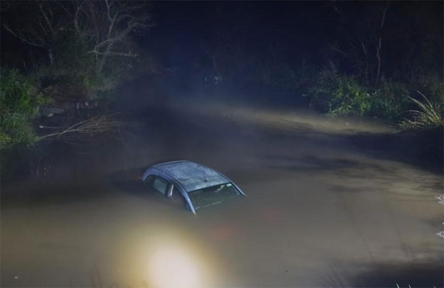 Milagro en Chajarí: despistó, cayó con su auto a un arroyo y un familiar se tiró al agua para salvarlos - imagen de origen