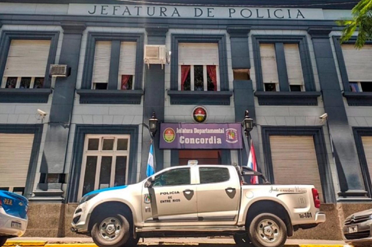 Alumna ingresó con un cuchillo a una escuela y otro estudiante resultó herido al intentar desarmarla - imagen de origen