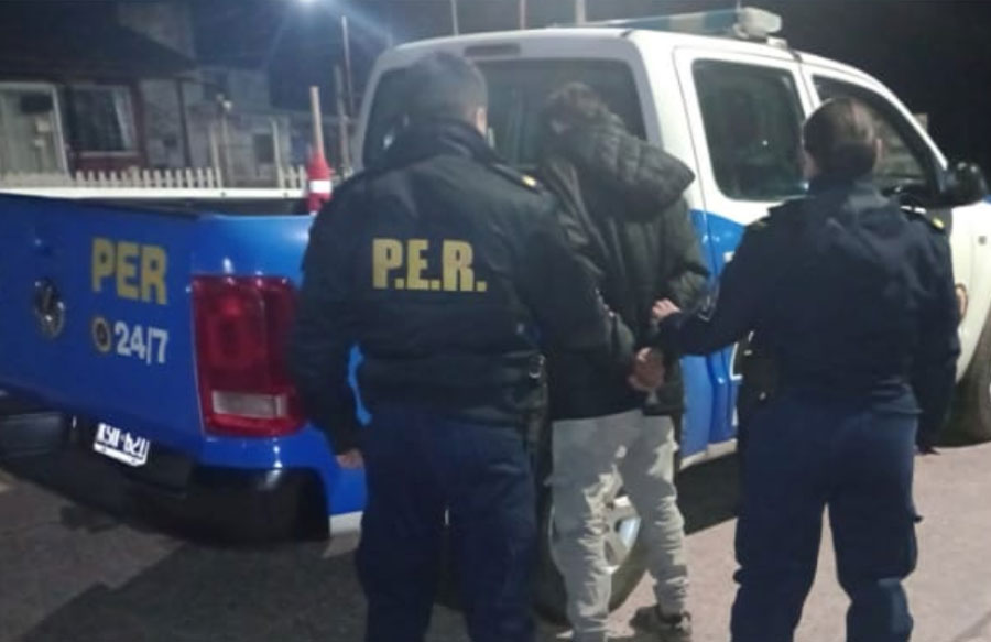 Drama en San José: Detuvieron a un hombre que amenazó con un cuchillo a su pareja y a su hija de 6 años - imagen de origen