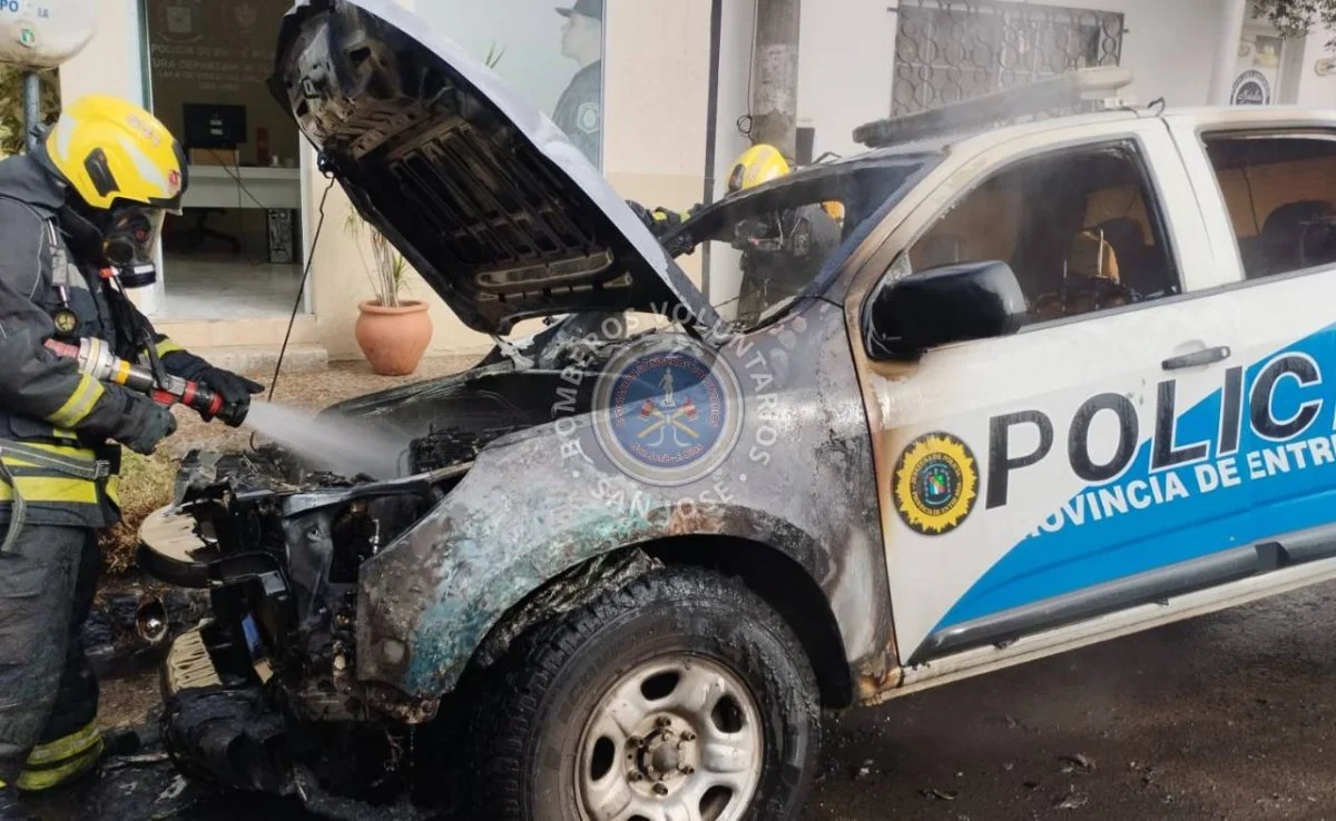 Investigan posible intencionalidad en el incendio de un móvil policial frente a la comisaría de San José - imagen de origen