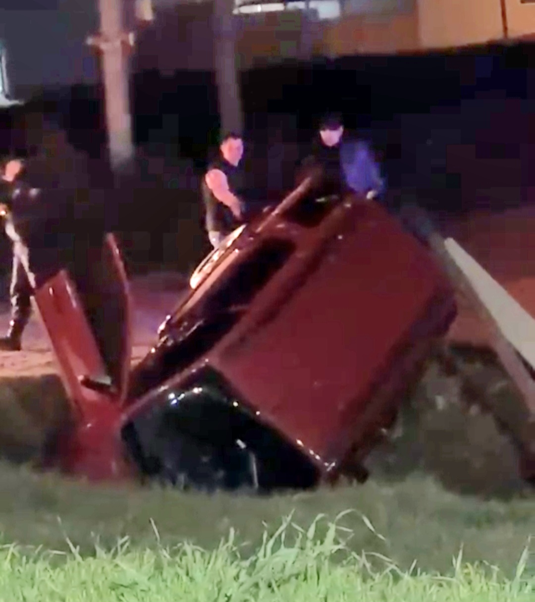 Cayó un auto en alcantarilla del acceso Bruno - imagen de origen