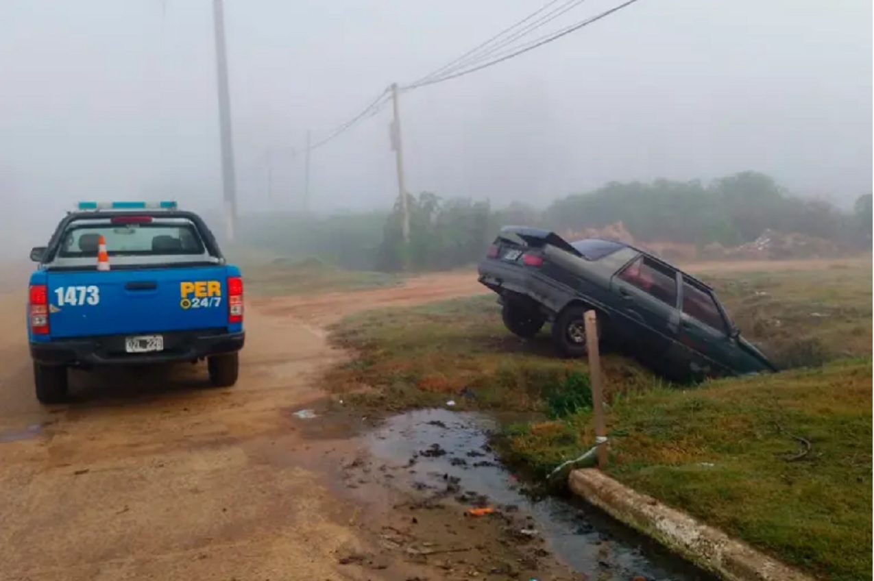 Un auto cayó en una zanja: la conductora adujo que fue por la niebla - imagen de origen