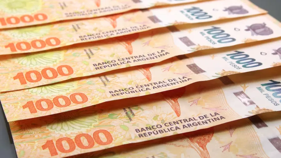 El salario mínimo vale menos que en 2001 y debería triplicarse para recuperar su poder de compra original | Análisis - imagen de origen