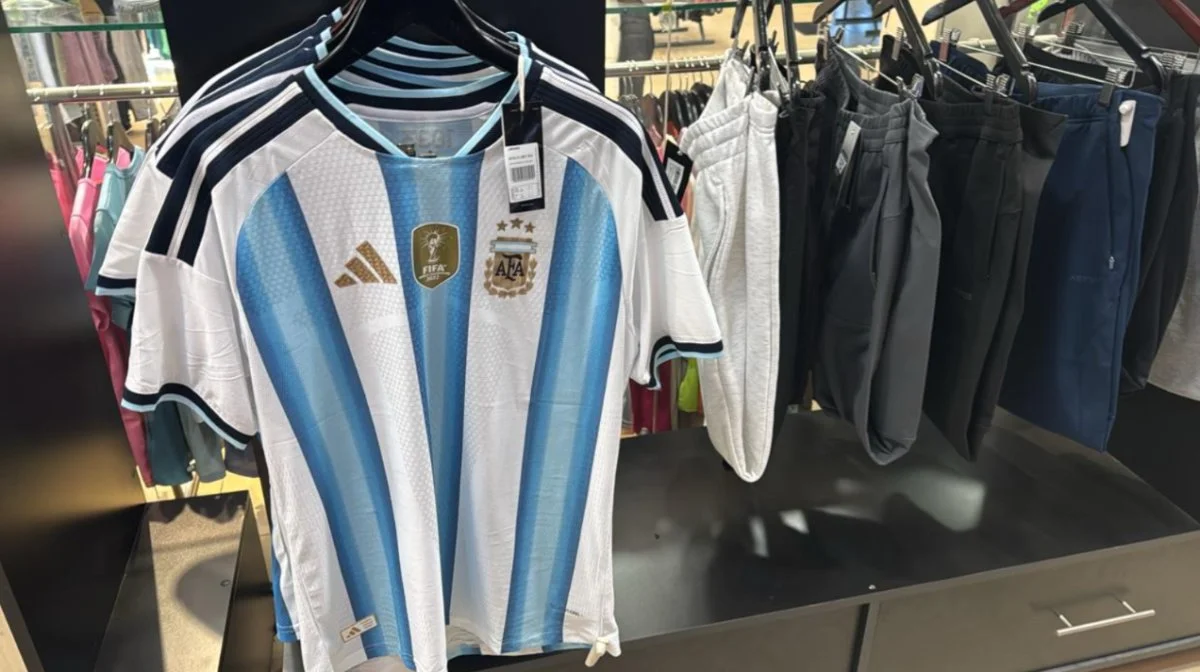 La fiebre mundialista impulsa la venta de camisetas argentinas - imagen de origen