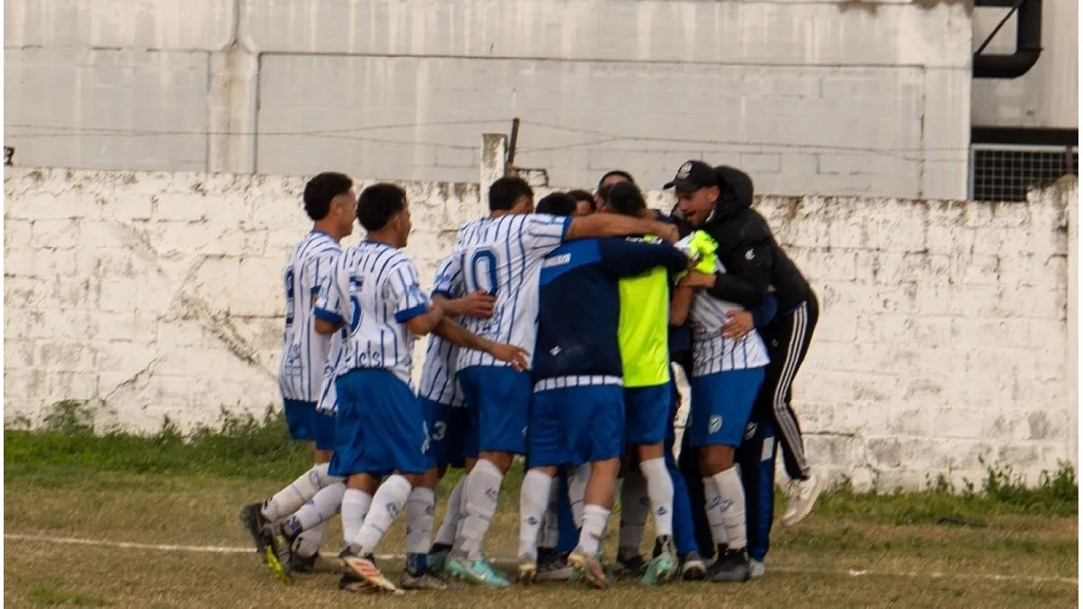 Liga Paranaense: Sportivo Urquiza festejó en barrio Pirola y hundió a Peñarol - imagen de origen