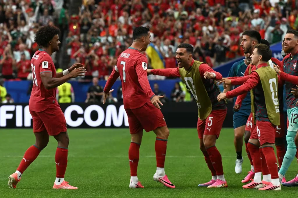 Cristiano Ronaldo respondió con goles y récords para silenciar las críticas a Portugal - imagen de origen