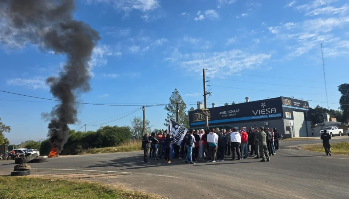 Trabajadores de Granja Tres Arroyos se concentran en el acceso Haimovich para reclamar salarios y la reapertura de la planta - imagen de origen
