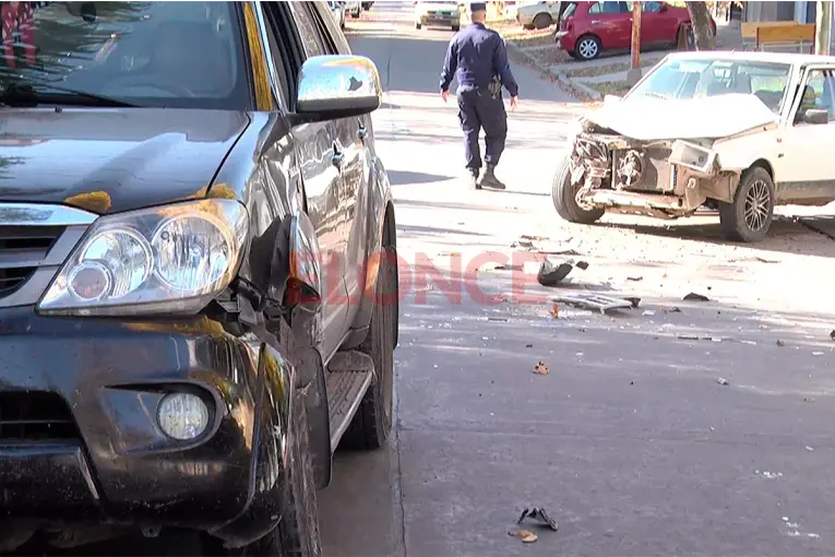 Dos vehículos chocaron en la intersección de Cura Álvarez y 25 de Mayo: un niño de 4 años fue hospitalizado - imagen de origen