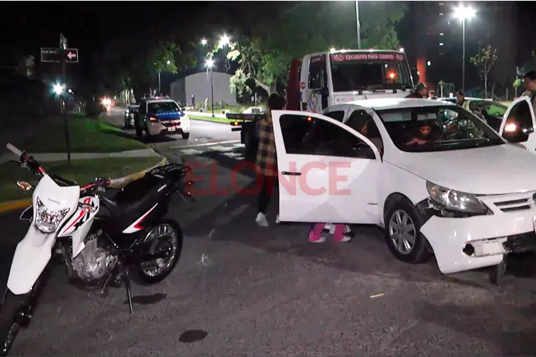 Dos personas hospitalizadas tras choque entre un auto y una moto frente a plaza Borges - imagen de origen
