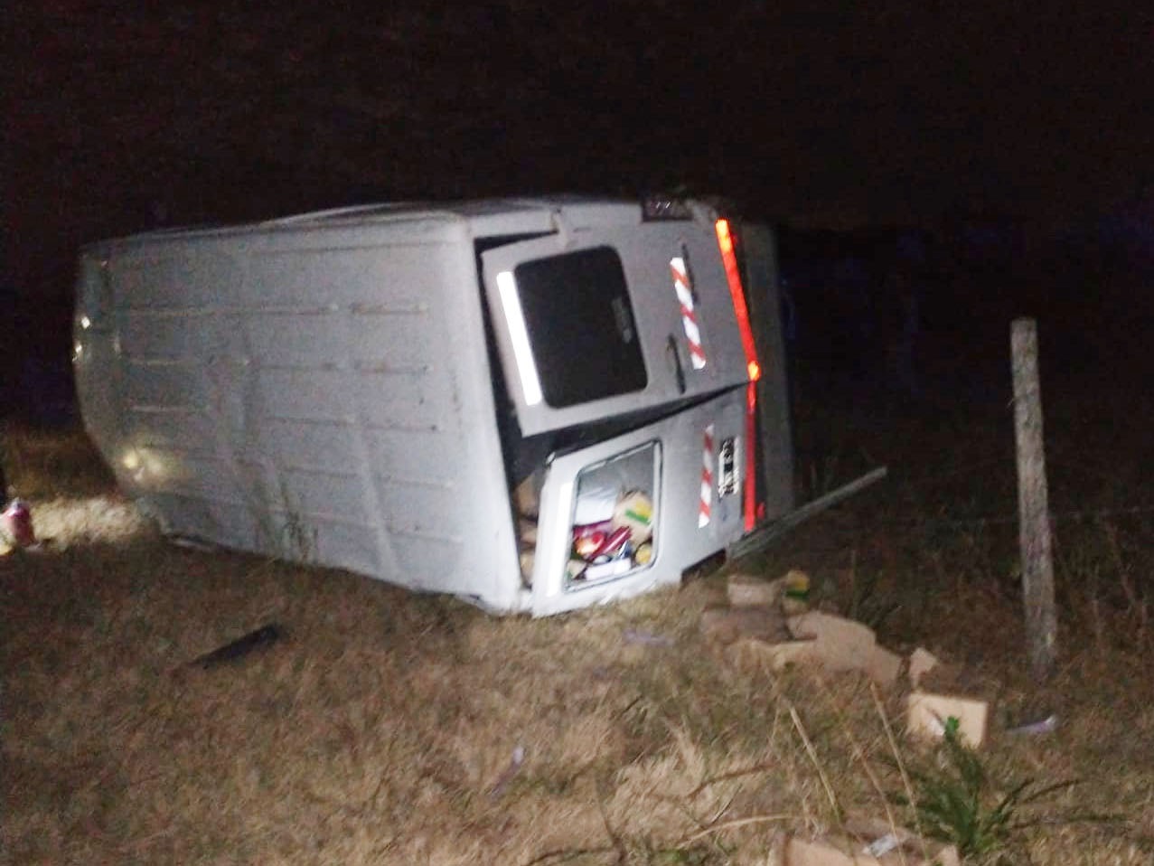 Un utilitario volcó sobre la Ruta 18 y su conductor fue hospitalizado - imagen de origen