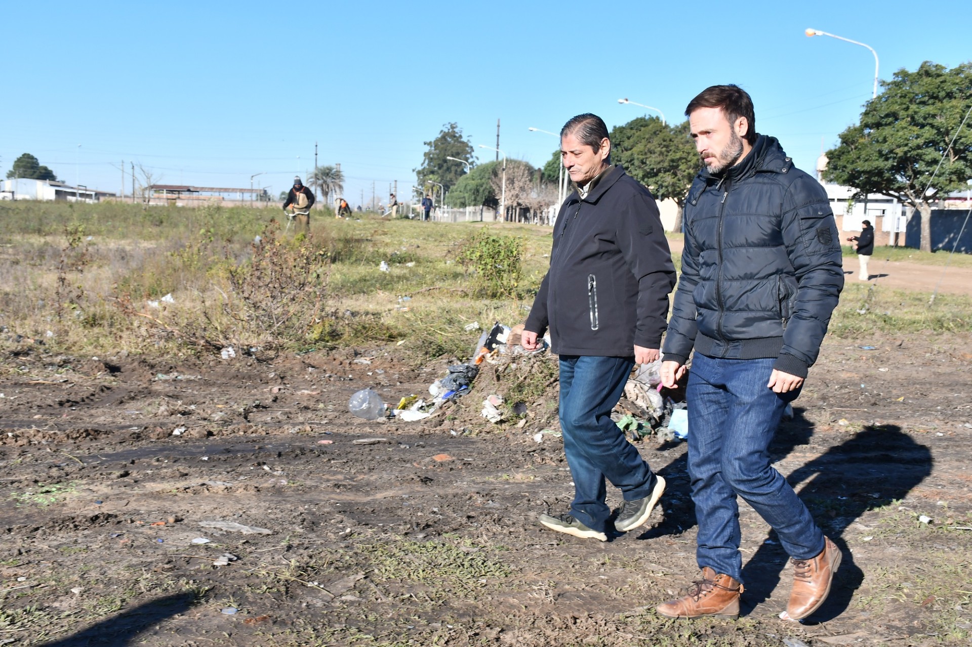 Fuerte operativo municipal en los barrios Llamarada y Las Viñas: limpieza, alumbrado y erradicación de basurales - 7PAGINAS - imagen de origen